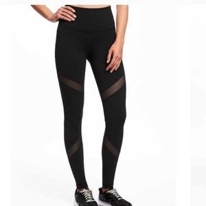 Workout leggings with mesh accents